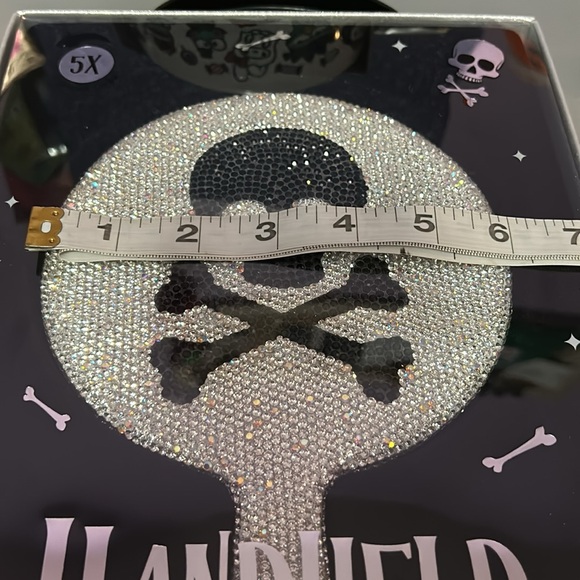 Bling Skull Handheld 5x Magnifying Mirror - Picture 5 of 6
